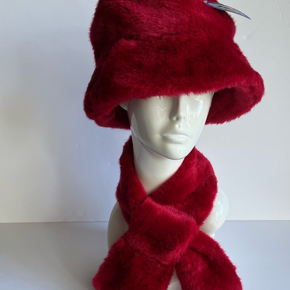 Red Faux Fur Bucket Hat Quilted Lining Luxurious NWT - Picture 7 of 7
